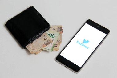 Mexico City, Mexico - 7 Mayıs 2022: Meksika şaşırdı çünkü Twitter uygulamasının satın alındığını duyuran Elon Musk, henüz bilgi alamadığı için tamamlamamakla tehdit etti. 