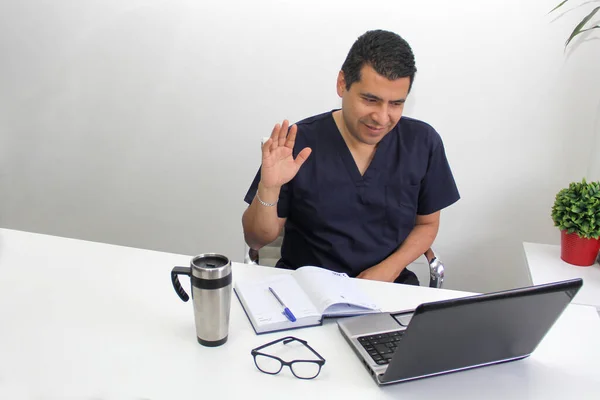 기사보기 의사가 전염병 조치로 수없는 환자와 노트북에서 비디오 통화를 상담을 — 스톡 사진