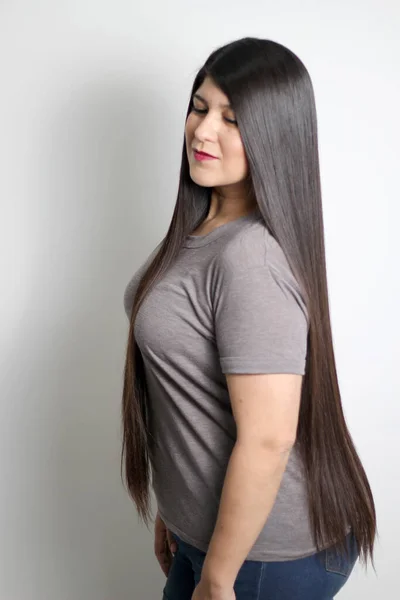 Латиноамериканская Молодая Женщина Показывает Какие Шелковистые Блестящие Черные Волосы Длинные — стоковое фото