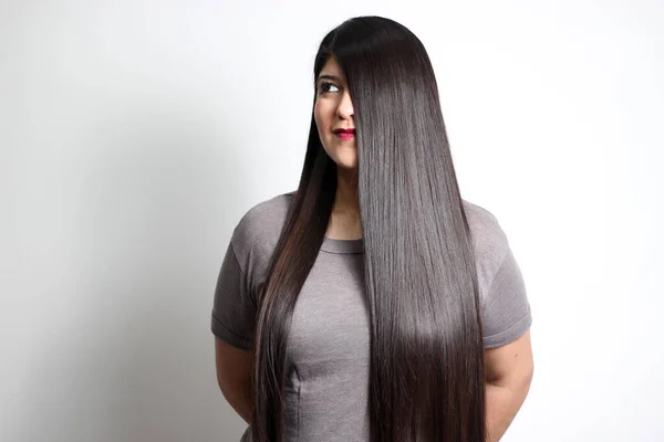 Latina Jeune Femme Adulte Montre Quel Point Ses Cheveux Noirs — Photo