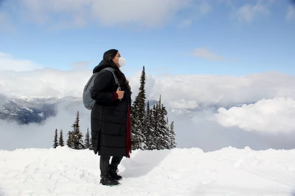 Latinská Dospělá Žena Dorazí Kanady Objeví Zasněžené Hory Obličejovou Maskou — Stock fotografie