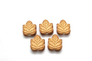 Kanada 'nın geleneksel tatlı ve beyaz arka planında bulunan ballı ya da akçaağaç şurubuyla doldurulmuş vanilyalı kurabiyeler.