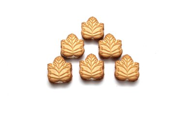 Kanada 'nın geleneksel tatlı ve beyaz arka planında bulunan ballı ya da akçaağaç şurubuyla doldurulmuş vanilyalı kurabiyeler.