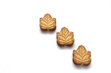 Kanada 'nın geleneksel tatlı ve beyaz arka planında bulunan ballı ya da akçaağaç şurubuyla doldurulmuş vanilyalı kurabiyeler.