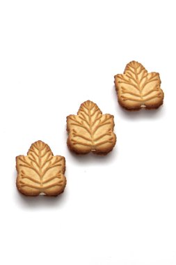 Kanada 'nın geleneksel tatlı ve beyaz arka planında bulunan ballı ya da akçaağaç şurubuyla doldurulmuş vanilyalı kurabiyeler.