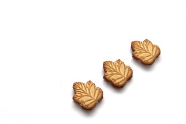 Kanada 'nın geleneksel tatlı ve beyaz arka planında bulunan ballı ya da akçaağaç şurubuyla doldurulmuş vanilyalı kurabiyeler.