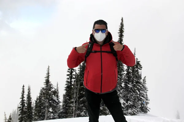 Latijnse Volwassen Man Arriveert Canada Ontdekt Besneeuwde Bergen Met Een — Stockfoto