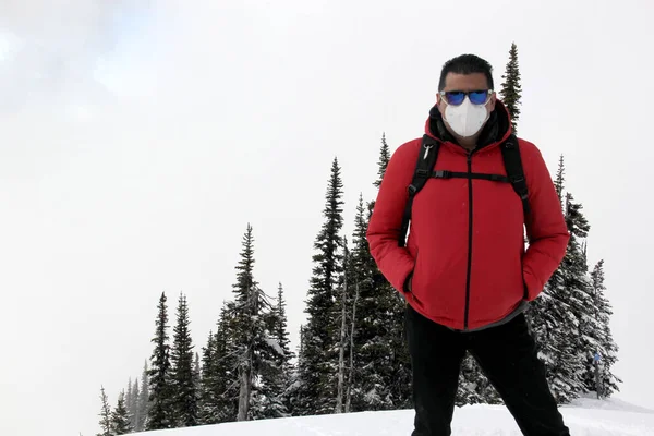 Latinský Dospělý Muž Dorazí Kanady Objeví Zasněžené Hory Obličejovou Maskou — Stock fotografie