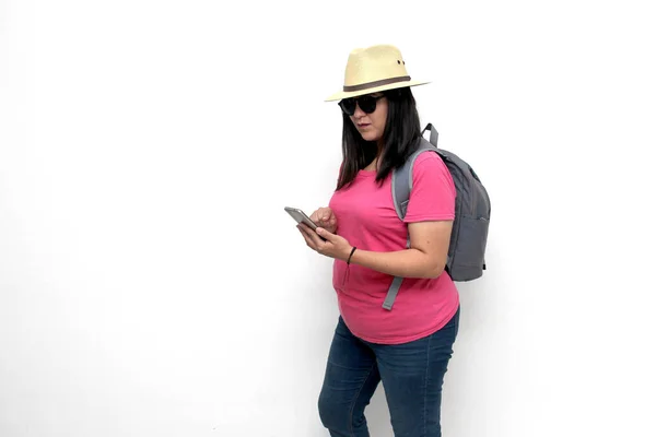 Mujer Latina Adulta Con Gafas Sol Sombrero Camisa Rosa Utiliza — Foto de Stock