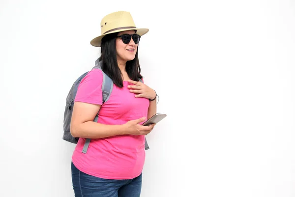 Латиноамериканская Взрослая Женщина Солнечных Очках Шляпе Розовой Рубашке Использует Свой — стоковое фото