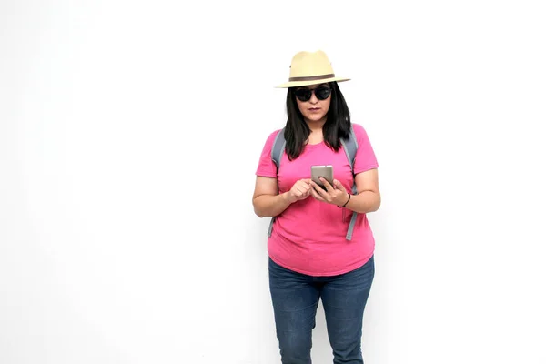 선글라스 셔츠를 아메리카 때새로운 장소를 발견하는 전화를 사용하여 자신의 위치를 — 스톡 사진
