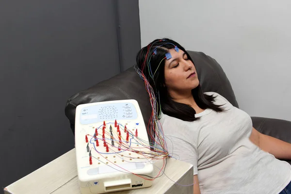 Mujer Adulta Latina Una Paciente Consulta Neurología Realiza Estudio Electroencefalográfico — Foto de Stock