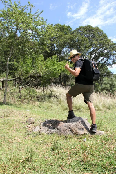 Latijnse Volwassen Man Met Zonnebril Hoed Rugzak Viert Dat Hij — Stockfoto