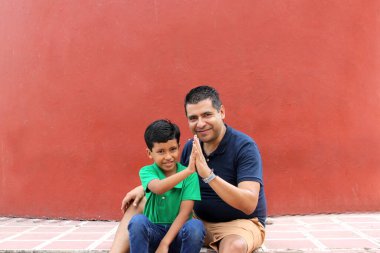 Bekar baba ve koyu renk saçlı Latin oğul babalar gününde iyi vakit geçirip eğleniyorlar.