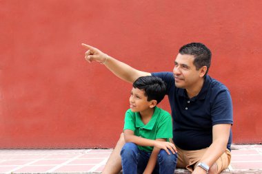 Bekar baba ve koyu renk saçlı Latin oğul babalar gününde iyi vakit geçirip eğleniyorlar.