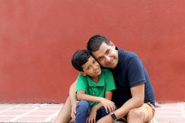 Bekar baba ve koyu renk saçlı Latin oğul babalar gününde iyi vakit geçirip eğleniyorlar.