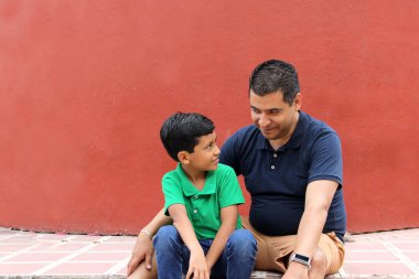 Bekar baba ve koyu renk saçlı Latin oğul babalar gününde iyi vakit geçirip eğleniyorlar.