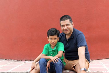 Bekar baba ve koyu renk saçlı Latin oğul babalar gününde iyi vakit geçirip eğleniyorlar.