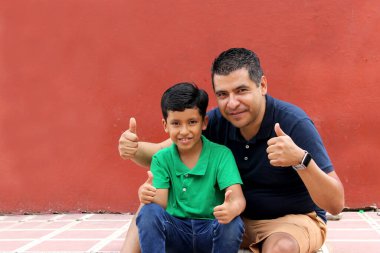 Bekar baba ve koyu renk saçlı Latin oğul babalar gününde iyi vakit geçirip eğleniyorlar.