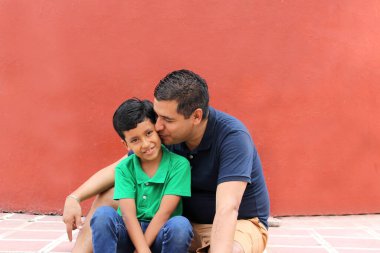 Bekar baba ve koyu renk saçlı Latin oğul babalar gününde iyi vakit geçirip eğleniyorlar.