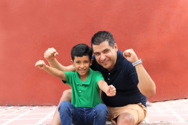 Bekar baba ve koyu renk saçlı Latin oğul babalar gününde iyi vakit geçirip eğleniyorlar.