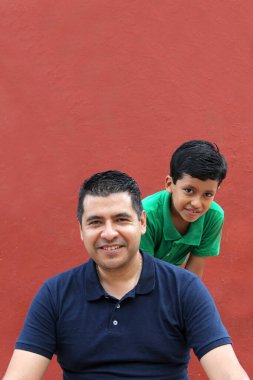 Bekar baba ve koyu renk saçlı Latin oğul babalar gününde iyi vakit geçirip eğleniyorlar.