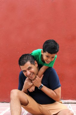 Bekar baba ve koyu renk saçlı Latin oğul babalar gününde iyi vakit geçirip eğleniyorlar.