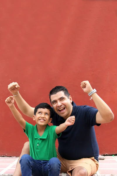 Одинокий Тато Темноволосий Латиноамериканець Грають Веселяться Разом Проводячи Якісний Сімейний — стокове фото