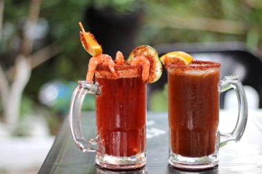 Micheladas açık hava masasında servis edilir. Bira, limon suyu, acı biber, tuz ve karides karışımı ile hazırlanmış bir Meksika alkollü içkisidir. 