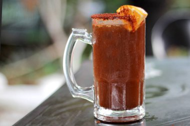 Micheladas açık hava masasında servis edilir. Bira, limon suyu, acı biber, tuz ve karides karışımı ile hazırlanmış bir Meksika alkollü içkisidir. 