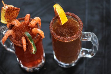 Micheladas açık hava masasında servis edilir. Bira, limon suyu, acı biber, tuz ve karides karışımı ile hazırlanmış bir Meksika alkollü içkisidir. 
