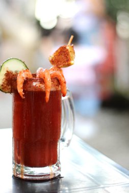Micheladas açık hava masasında servis edilir. Bira, limon suyu, acı biber, tuz ve karides karışımı ile hazırlanmış bir Meksika alkollü içkisidir. 