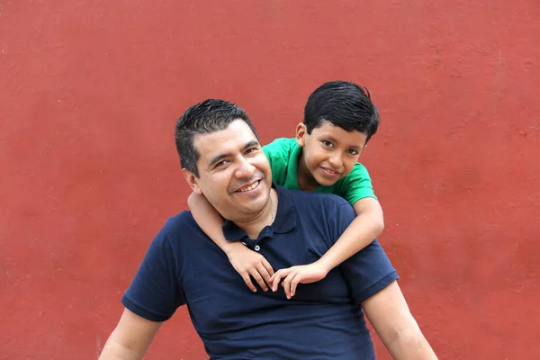 Одинокий Батько Темноволосий Латиноамериканець Грають Веселяться Разом Проводячи Якісний Сімейний — стокове фото