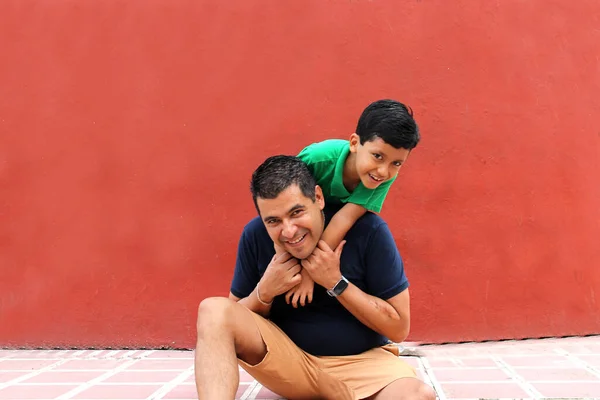 Ανύπαντρος Πατέρας Και Μελαχρινός Λατίνος Γιος Παίζουν Και Διασκεδάζουν Μαζί — Φωτογραφία Αρχείου