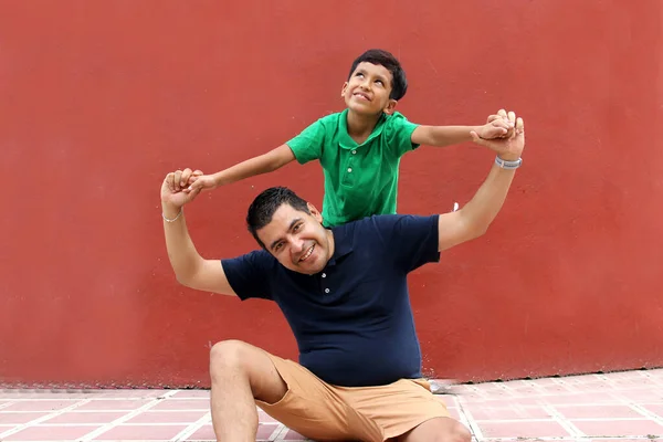 Ανύπαντρος Πατέρας Και Μελαχρινός Λατίνος Γιος Παίζουν Και Διασκεδάζουν Μαζί — Φωτογραφία Αρχείου