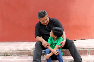 Bekar büyükbaba Latin ve torun birlikte oynayıp, Babalar Günü 'nde ailece güzel vakit geçirip zaferi kucaklayarak ve öpücüklerle kutluyorlar.