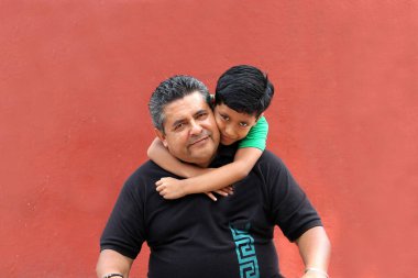 Bekar büyükbaba Latin ve torun birlikte oynayıp, Babalar Günü 'nde ailece güzel vakit geçirip zaferi kucaklayarak ve öpücüklerle kutluyorlar.