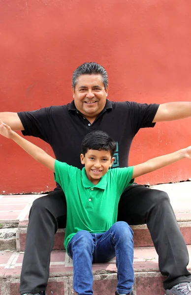Abuelo Soltero Latino Nieto Juegan Divierten Juntos Pasando Tiempo Familiar —  Fotos de Stock