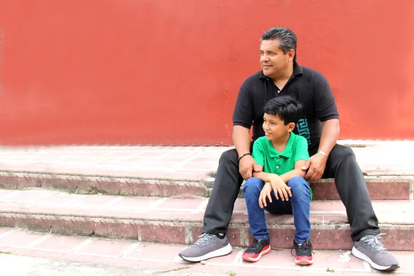 Avô Solteiro Latino Neto Brincam Divertem Juntos Gastando Tempo Família — Fotografia de Stock