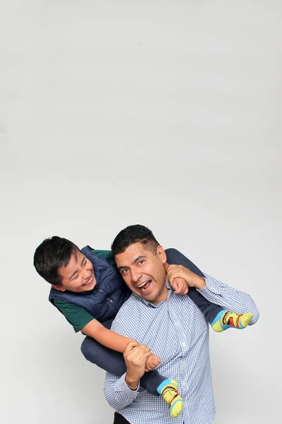 Ενιαία Μελαχρινή Μπαμπάς Latino Και Ισπανόφωνος Γιος Παίζουν Και Διασκεδάσουν — Φωτογραφία Αρχείου