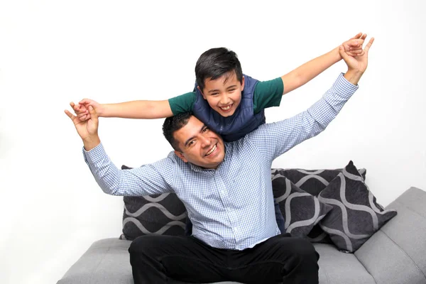 Ενιαία Μελαχρινή Μπαμπάς Latino Και Ισπανόφωνος Γιος Παίζουν Και Διασκεδάσουν — Φωτογραφία Αρχείου