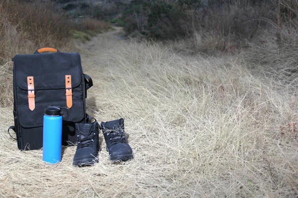 Rugzak Thermoskan Laarzen Voor Wandelingen Bergen Bij Zonsopgang Uitrusting Voor — Stockfoto