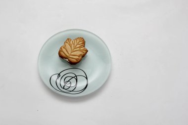 Kanada 'nın geleneksel tatlısı, beyaz bir fırında beyaz bir tabakta, balla ya da akçaağaç şurubuyla doldurulmuş vanilyalı kurabiyeler.