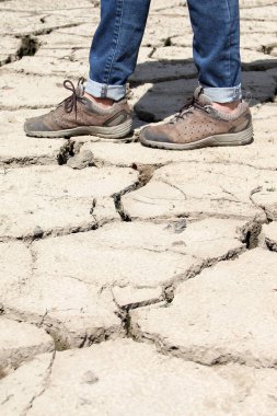 Kuraklığa iklim değişikliği neden olur, yağmur eksikliği, su kıtlığı yaratır. Dünya Su Günü her 22 Mart 'ta bu önemli sıvının önemini hatırlamak için kutlanır.. 