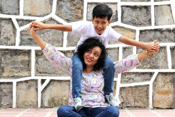 Koyu renk saçlı Latin anne ve oğlu birlikte oynayıp eğleniyorlar. Parkta oyuncaksız ve cep telefonsuz kaliteli vakit geçiriyorlar. Yoksulluk ve mutluluk içinde yaşıyorlar.