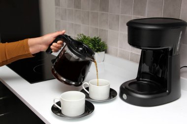 Kadınların elleri kahve makinesinde kahve servisi yapar. Güne antioksidanların faydalarıyla başlar. Kanserden korur, Alzheimer ve Parkinson 'la savaşır.