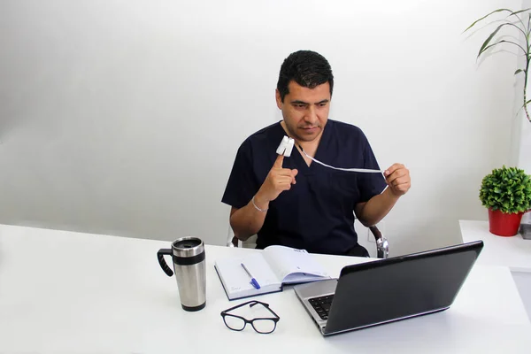 Latino Αρσενικό Γιατρό Δίνει Συμβουλές Στο Γραφείο Του Βιντεοκλήση Στη — Φωτογραφία Αρχείου