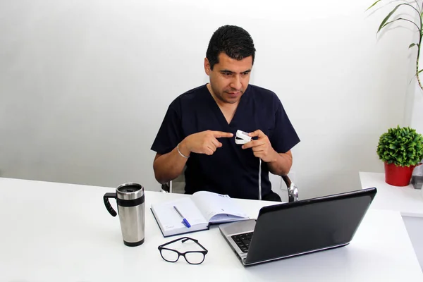 Latino Médecin Donne Consultation Dans Son Bureau Par Appel Vidéo — Photo