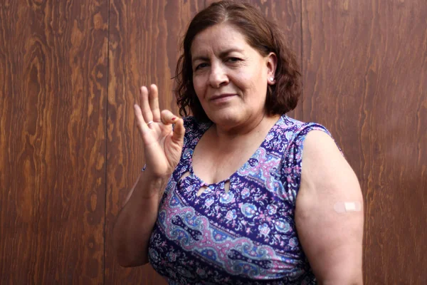 Hispanische Alte Frau Zeigt Ihren Kürzlich Gegen Covid Geimpften Arm — Stockfoto