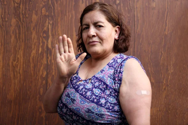 Spanyol Yaşlı Kadın Coronavirüs Salgını Için Yeni Normalde Koluna Covid — Stok fotoğraf